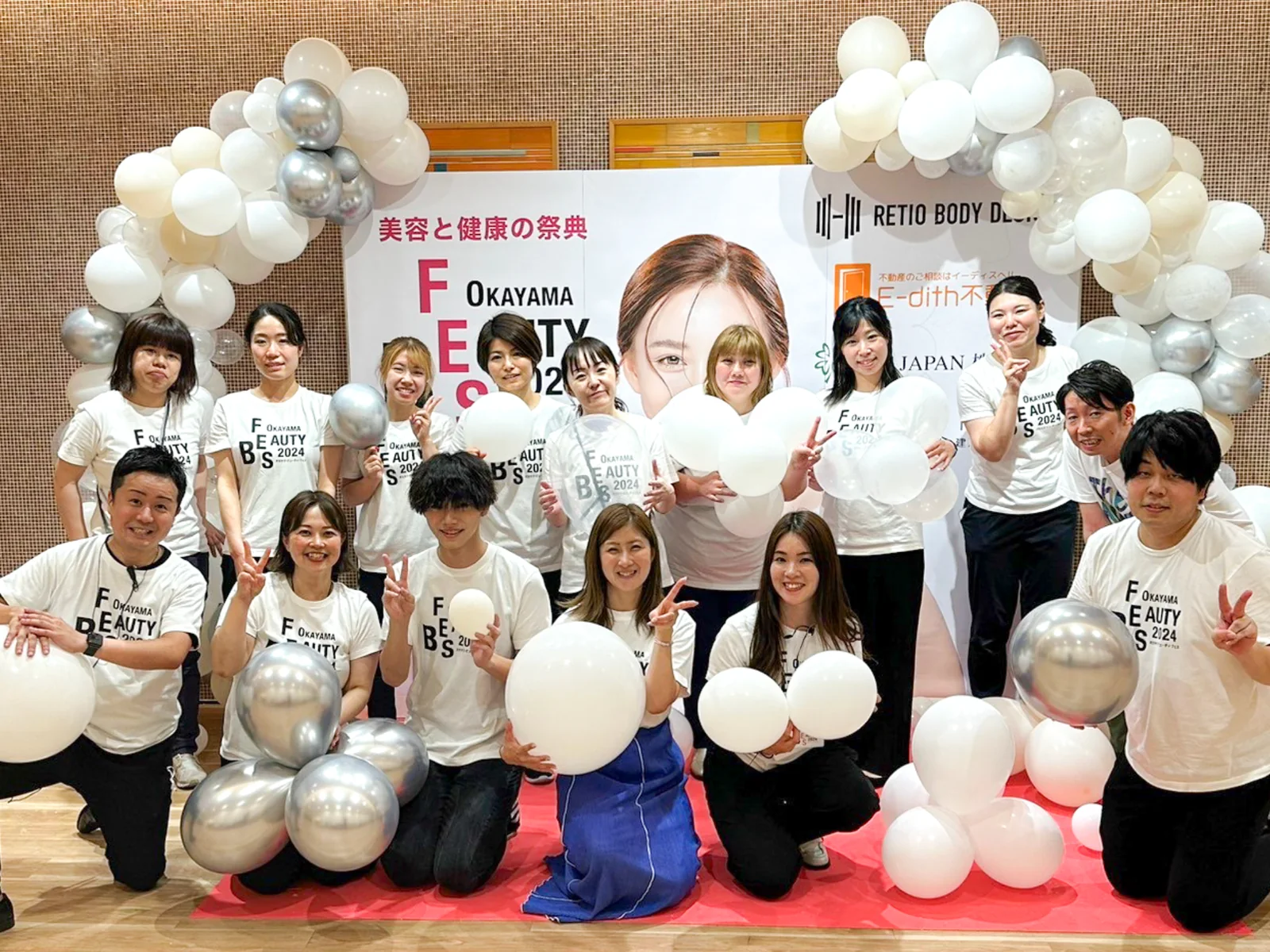 OKAYAMA BEAUTY FES の会場で出展ブースに集まる来場者