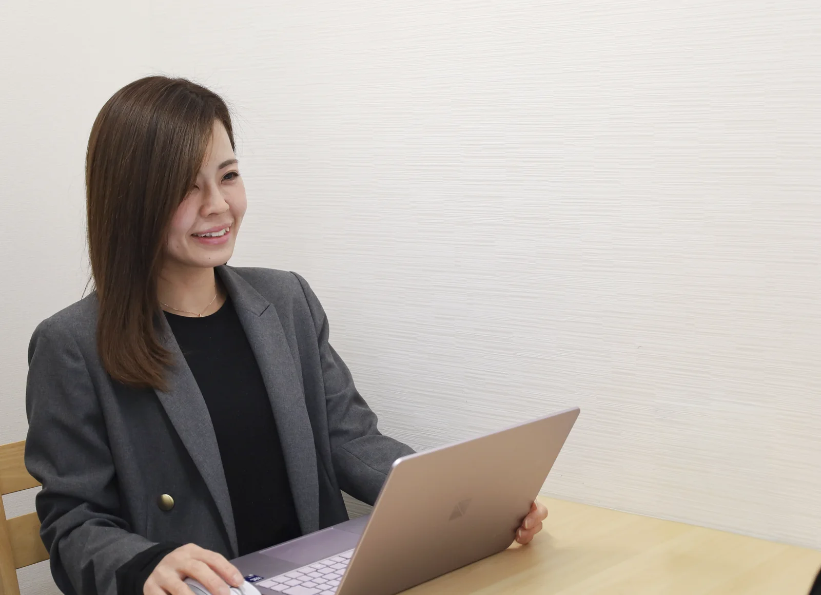 相談室で会員の話を聞く婚活カウンセラー