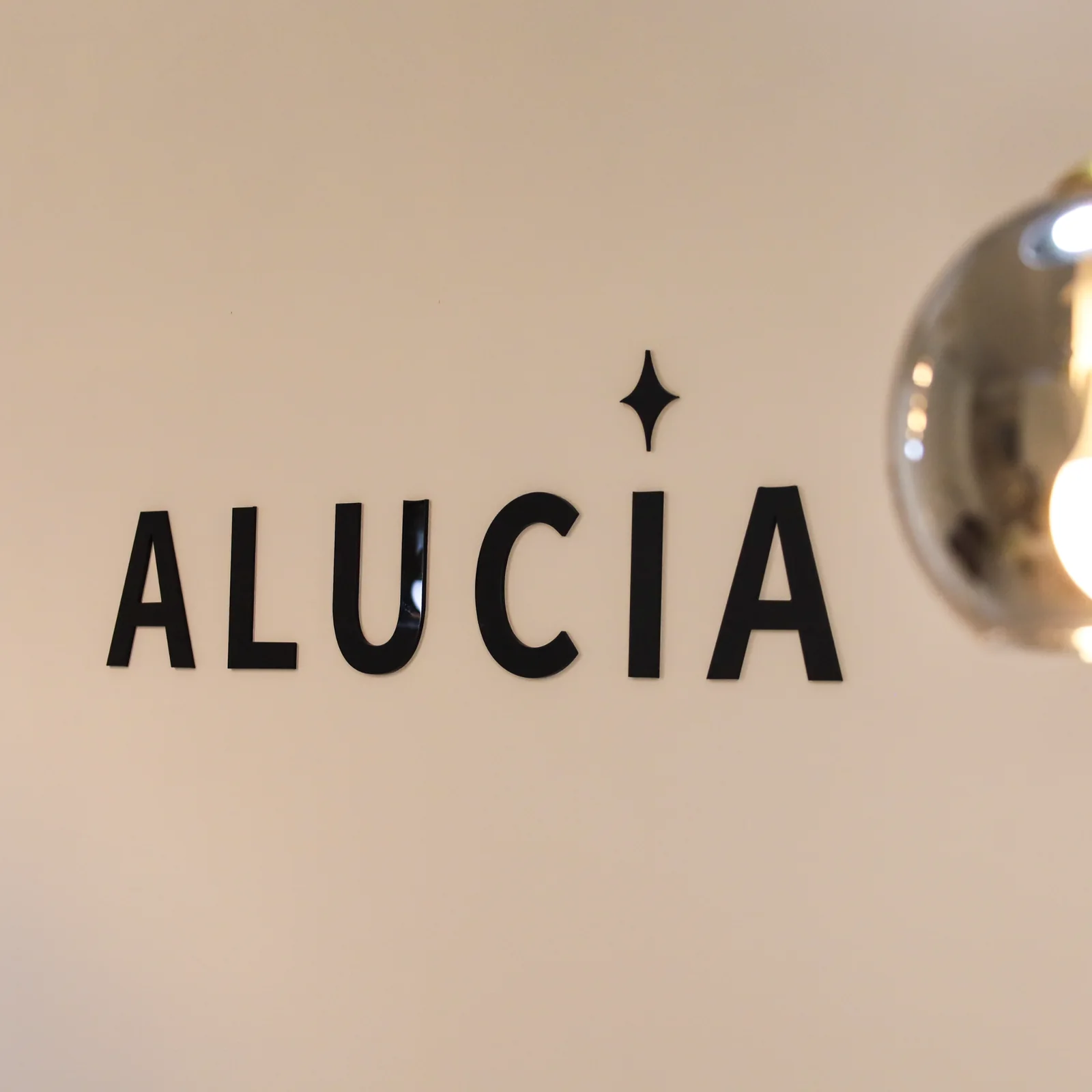 ALUCIA の店内サイン